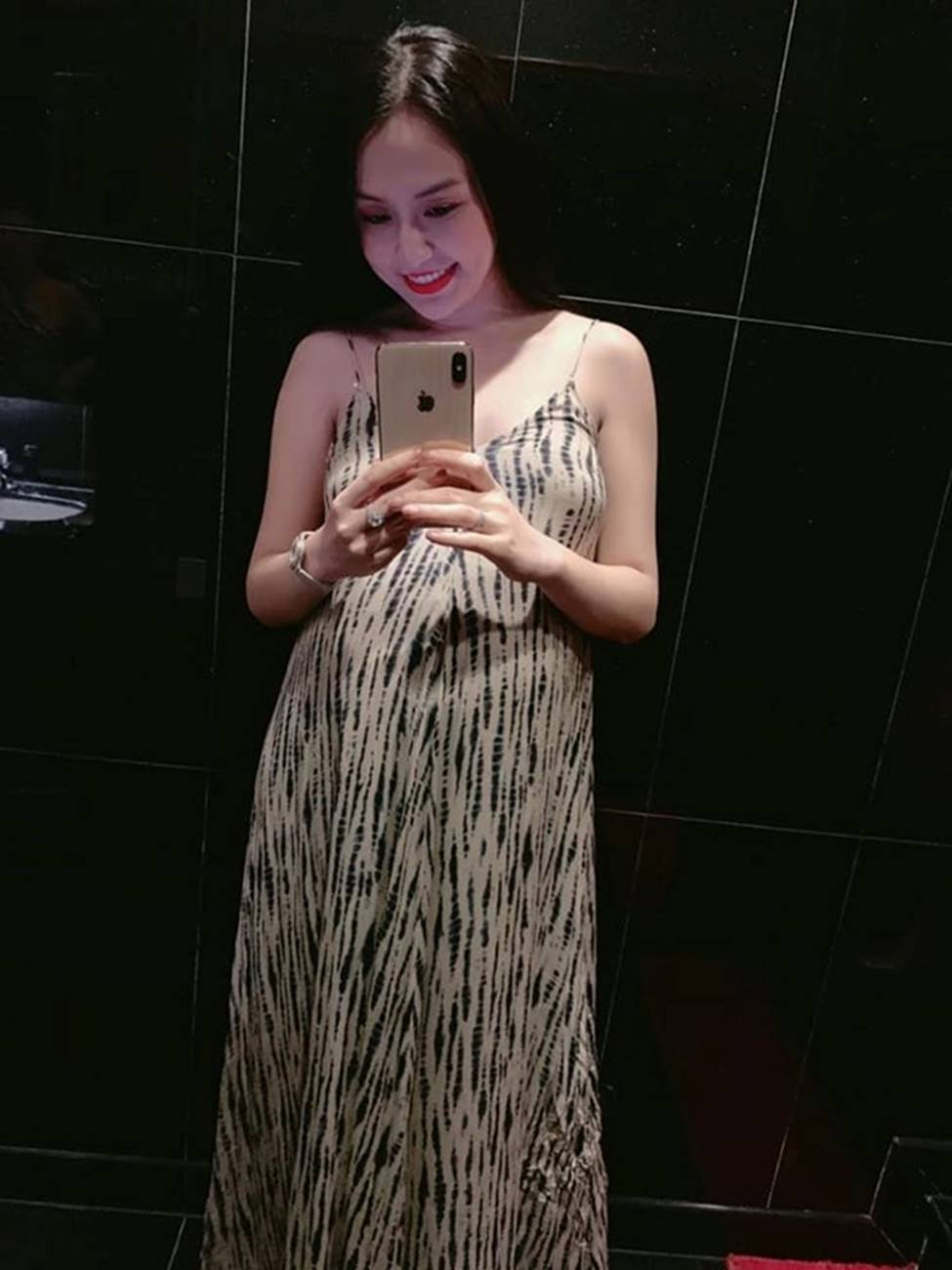 Vợ Tuấn Hưng, hoa khôi cháu dâu bà Tư Hường có bầu vẫn gợi cảm bậc nhất-2