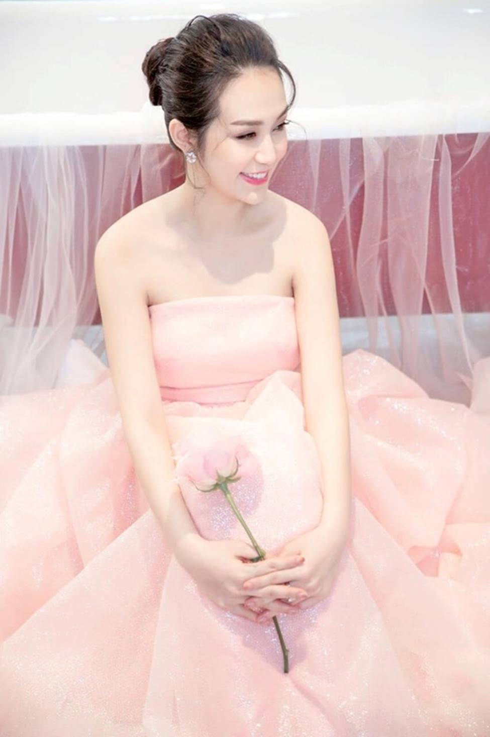 Vợ Tuấn Hưng, hoa khôi cháu dâu bà Tư Hường có bầu vẫn gợi cảm bậc nhất-5