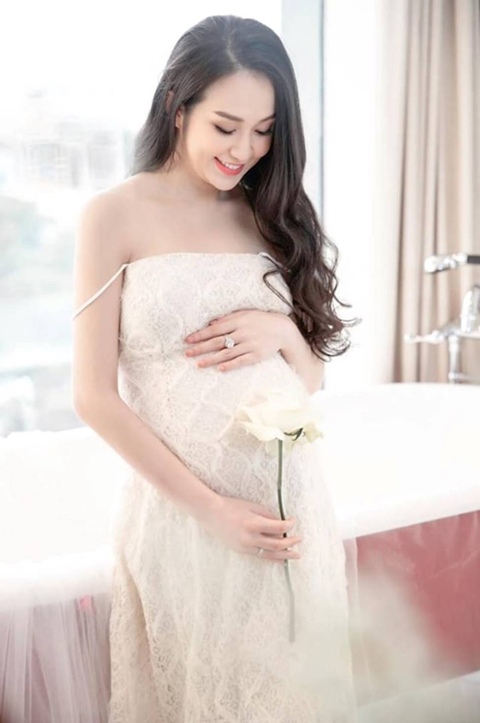 Vợ Tuấn Hưng, hoa khôi cháu dâu bà Tư Hường có bầu vẫn gợi cảm bậc nhất-7