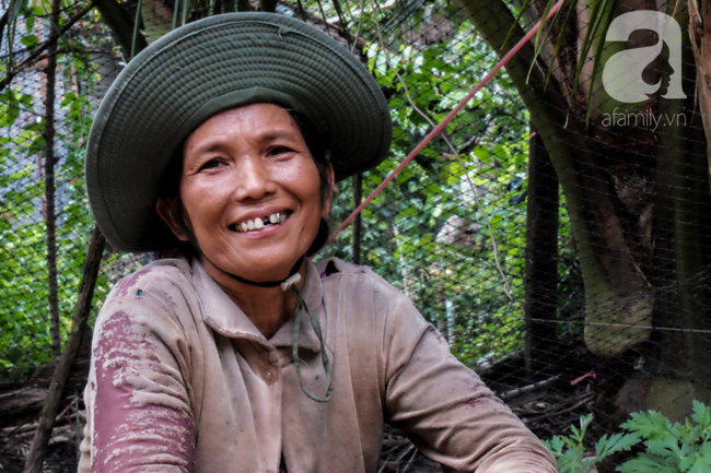 Nụ cười giòn tan của bà ngoại 12, kể chuyện mang bầu 6 tháng vẫn leo trên ngọn dừa, cất được nhà trăm triệu cho chồng-1