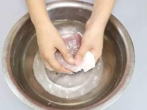 Đừng rửa thịt lợn trực tiếp với nước, nếu không càng rửa càng bẩn