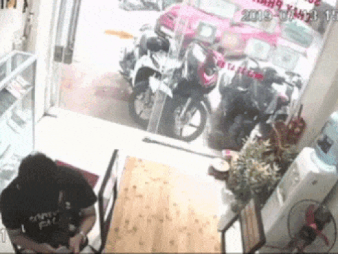 Ô tô mất lái tông hàng loạt xe máy trên vỉa hè rồi lao thẳng vào cửa hàng