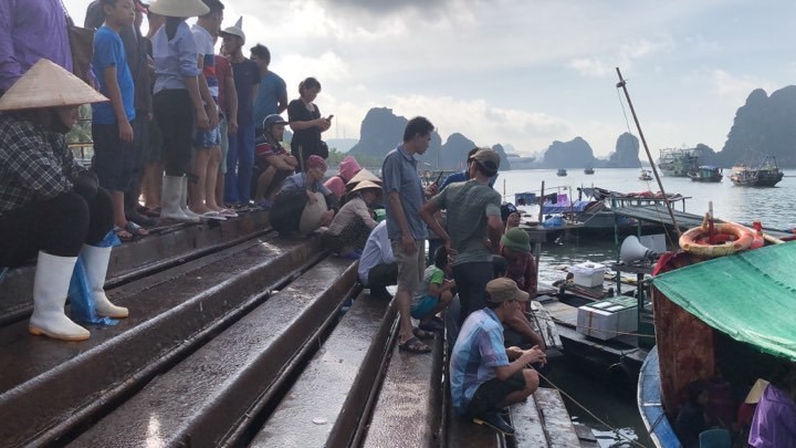 Tìm thấy thi thể bé trai 4 tuổi rơi xuống biển Hạ Long, bà và mẹ quỵ ngã-3