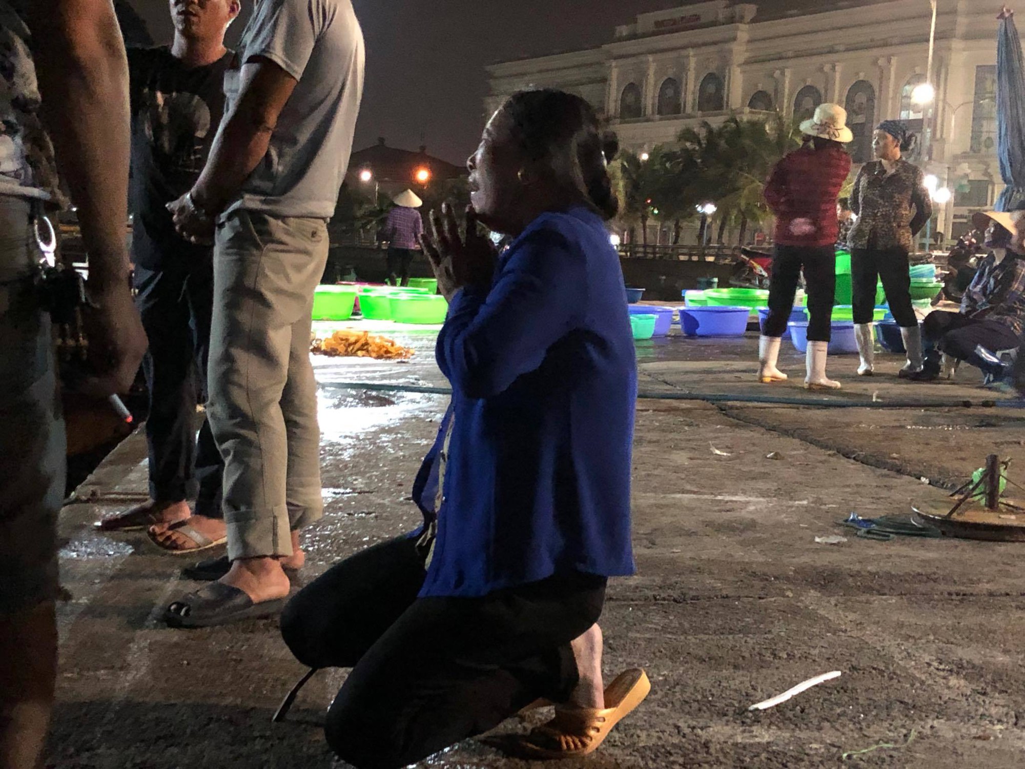 Tìm thấy thi thể bé trai 4 tuổi rơi xuống biển Hạ Long, bà và mẹ quỵ ngã-4