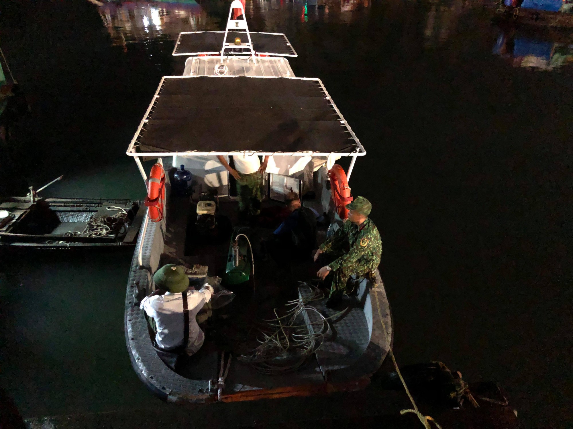 Tìm thấy thi thể bé trai 4 tuổi rơi xuống biển Hạ Long, bà và mẹ quỵ ngã-6