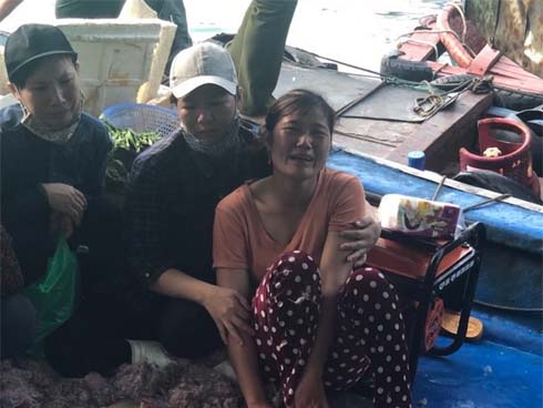 Bé 4 tuổi bị container cán tử vong khi trên tay vẫn đang cầm cành hoa đám cưới-3