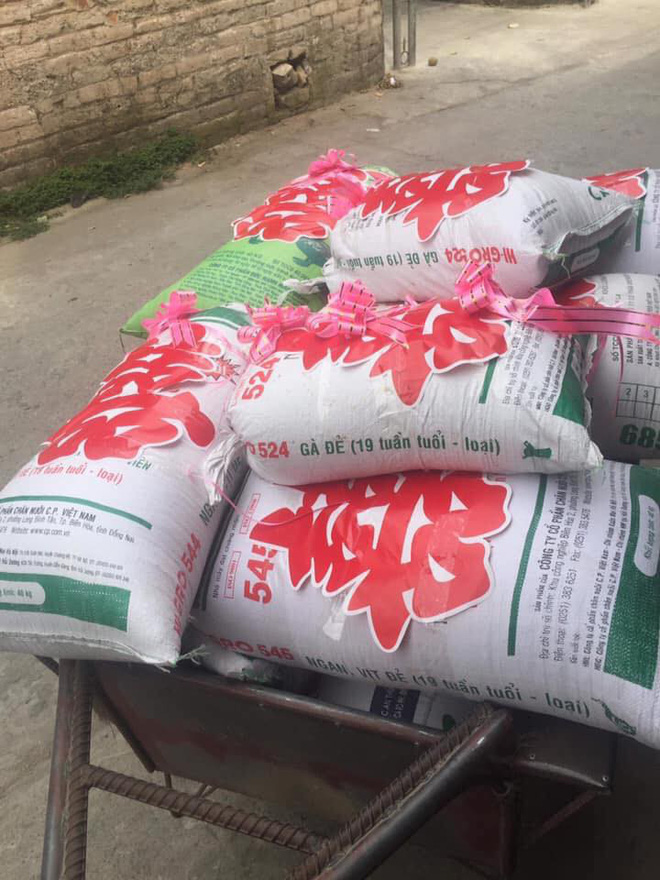 Trong ngày cưới, cô dâu chú rể méo mặt vì nhận phải quà siêu to, hai người bê không nổi-1