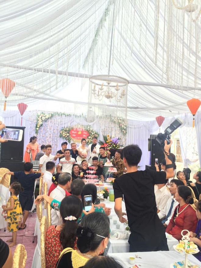 Trong ngày cưới, cô dâu chú rể méo mặt vì nhận phải quà siêu to, hai người bê không nổi-3