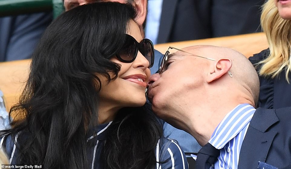 HOT: Tỷ phú Amazon xuất hiện công khai, trao nụ hôn đắm đuối bên người tình nhưng nhan sắc của kẻ thứ 3” khiến ai cũng giật mình phát sợ-2