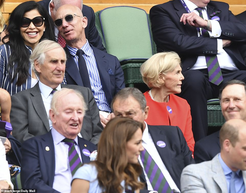 HOT: Tỷ phú Amazon xuất hiện công khai, trao nụ hôn đắm đuối bên người tình nhưng nhan sắc của kẻ thứ 3” khiến ai cũng giật mình phát sợ-6