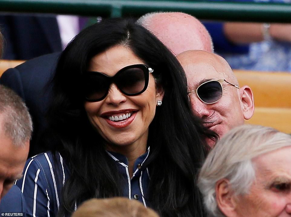 HOT: Tỷ phú Amazon xuất hiện công khai, trao nụ hôn đắm đuối bên người tình nhưng nhan sắc của kẻ thứ 3” khiến ai cũng giật mình phát sợ-7