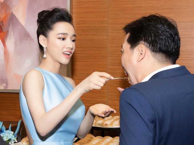 Nhã Phương tình tứ đút bánh cho Trường Giang, dân mạng chưa kịp khen đã phì cười khi nhìn ra điểm sai sai-2