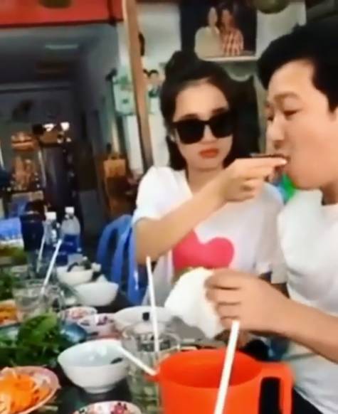 Nhã Phương tình tứ đút bánh cho Trường Giang, dân mạng chưa kịp khen đã phì cười khi nhìn ra điểm sai sai-4