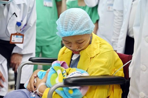 Sau bao ngày mong đợi, mẹ ung thư giai đoạn cuối hạnh phúc đón con trai Bình An xuất viện-1