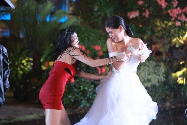 Màn đánh ghen có 1-0-2 mà kẻ đánh ghen đang ở thế chủ động, trong nháy mắt lại mất cả chì lẫn chài-2