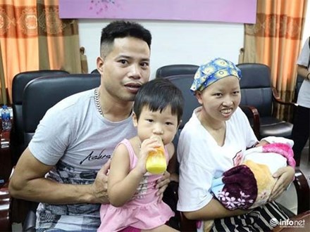 Sau bao ngày mong đợi, mẹ ung thư giai đoạn cuối hạnh phúc đón con trai Bình An xuất viện