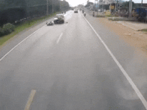 Sang đường bất cẩn, ôtô bị húc bay khỏi đường-1