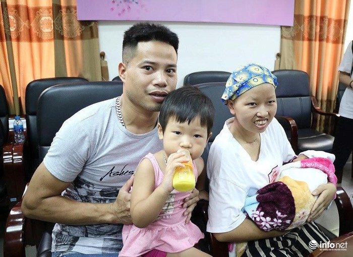 Sau bao ngày mong đợi, mẹ ung thư giai đoạn cuối hạnh phúc đón con trai Bình An xuất viện-3