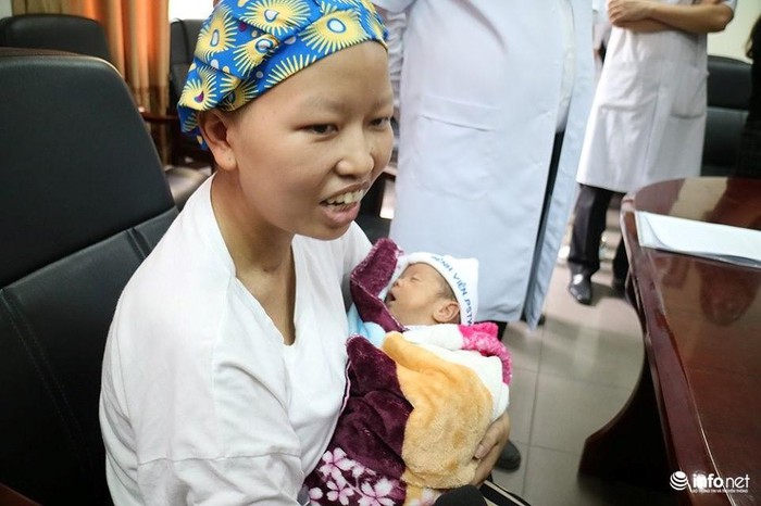 Sau bao ngày mong đợi, mẹ ung thư giai đoạn cuối hạnh phúc đón con trai Bình An xuất viện-4