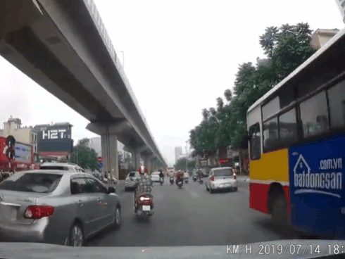 CLIP: Vượt đèn đỏ, thanh niên ôm hông đứng dậy sau cú đâm bất ngờ-1