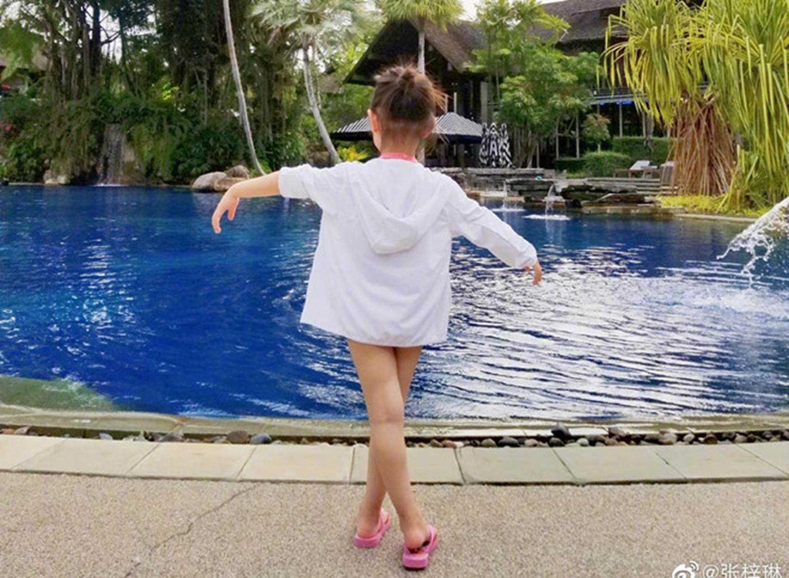 Con gái 3 tuổi của Hoa hậu Trương Tử Lâm sớm sở hữu đôi chân dài-2