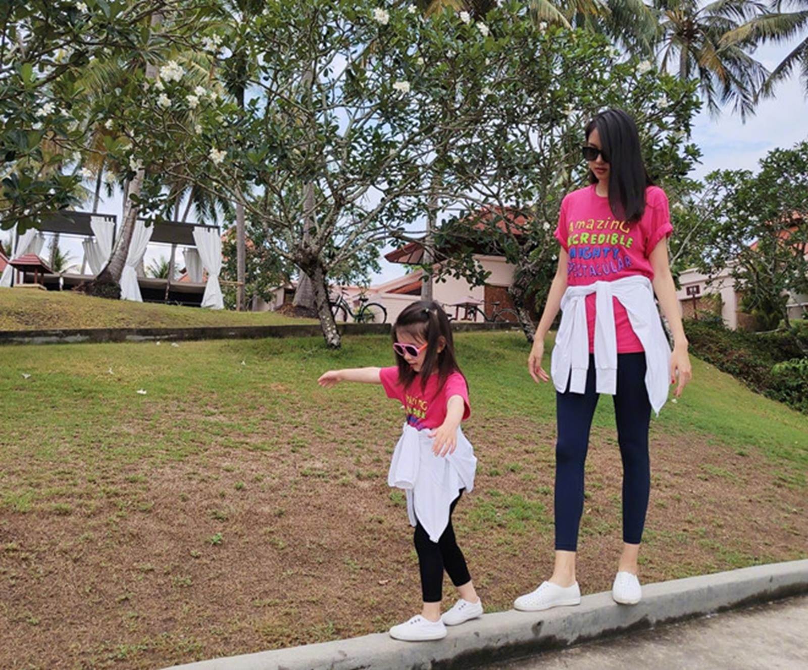 Con gái 3 tuổi của Hoa hậu Trương Tử Lâm sớm sở hữu đôi chân dài-6