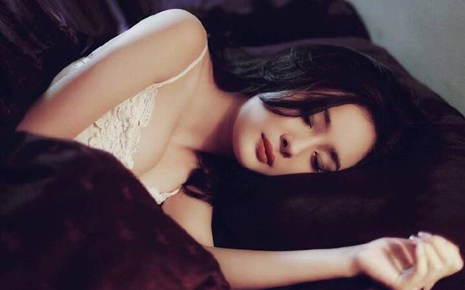 Dương Mịch khoe vòng một gợi cảm và eo thon ở sân bay-4