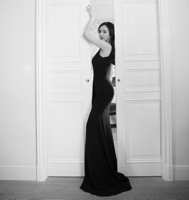 Dương Mịch khoe vòng một gợi cảm và eo thon ở sân bay-5