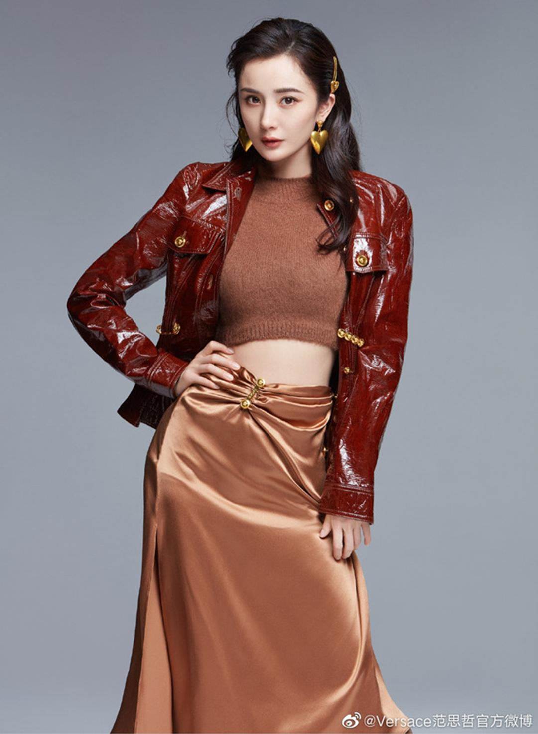 Dương Mịch khoe vòng một gợi cảm và eo thon ở sân bay-6