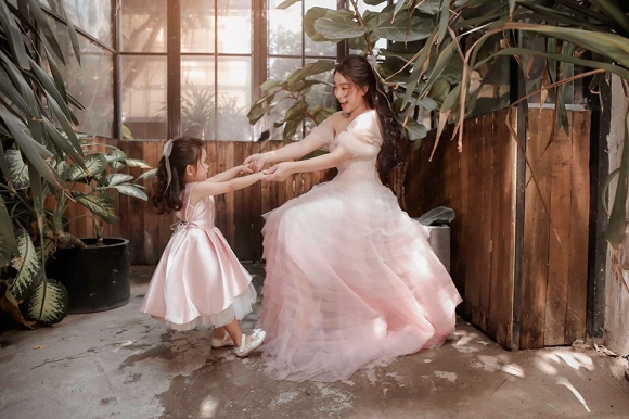 Cuồng phim công chúa từ nhỏ, Hải Băng quyết tâm chụp một bộ ảnh như trong truyện cổ tích với con gái-7