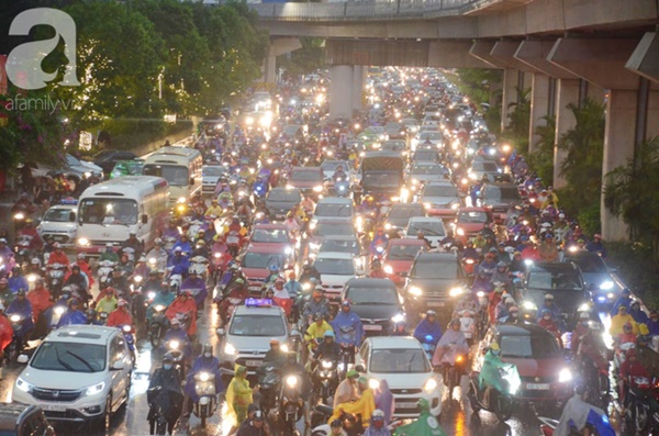 Hà Nội mưa gió khủng khiếp, người dân ướt sũng, chen chúc nhau giữa biển người tìm đường về nhà-1