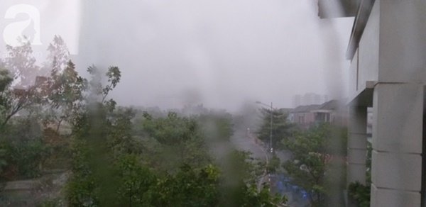 Hà Nội mưa gió khủng khiếp, người dân ướt sũng, chen chúc nhau giữa biển người tìm đường về nhà-4