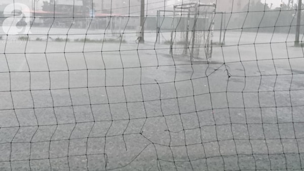 Hà Nội mưa gió khủng khiếp, người dân ướt sũng, chen chúc nhau giữa biển người tìm đường về nhà-7