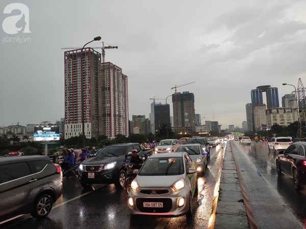 Hà Nội mưa gió khủng khiếp, người dân ướt sũng, chen chúc nhau giữa biển người tìm đường về nhà-8