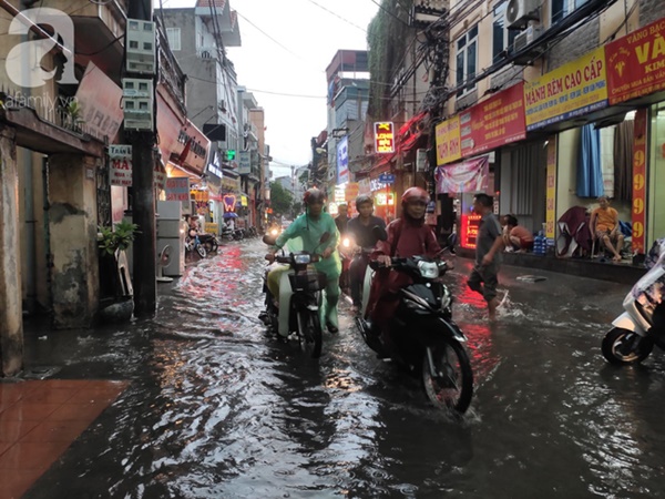 Hà Nội mưa gió khủng khiếp, người dân ướt sũng, chen chúc nhau giữa biển người tìm đường về nhà-9