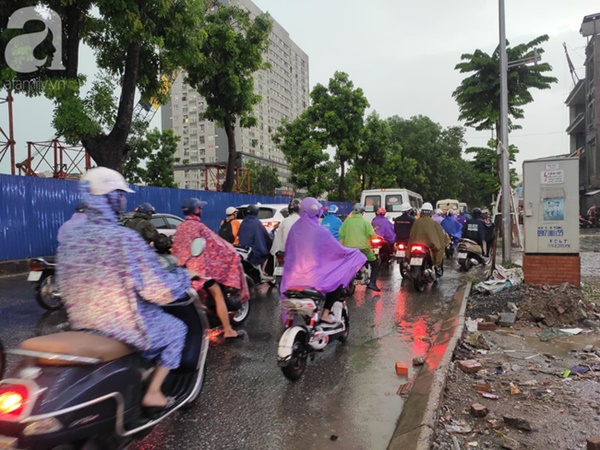 Hà Nội mưa gió khủng khiếp, người dân ướt sũng, chen chúc nhau giữa biển người tìm đường về nhà-10