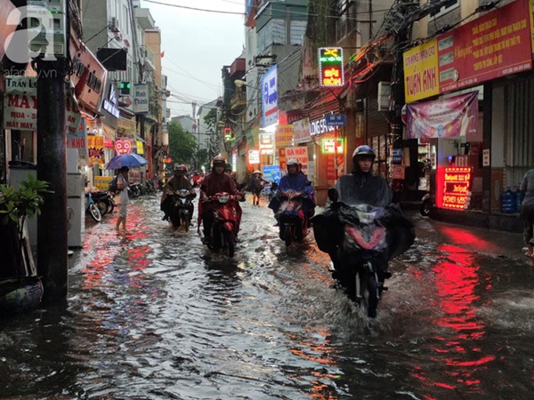 Hà Nội mưa gió khủng khiếp, người dân ướt sũng, chen chúc nhau giữa biển người tìm đường về nhà-11