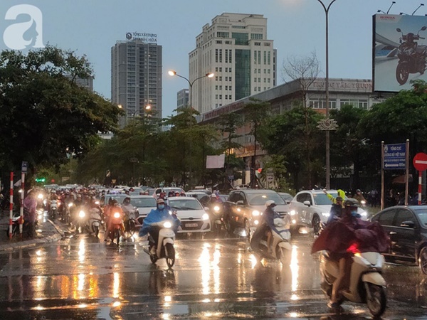 Hà Nội mưa gió khủng khiếp, người dân ướt sũng, chen chúc nhau giữa biển người tìm đường về nhà-12