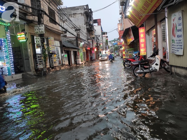 Hà Nội mưa gió khủng khiếp, người dân ướt sũng, chen chúc nhau giữa biển người tìm đường về nhà-13