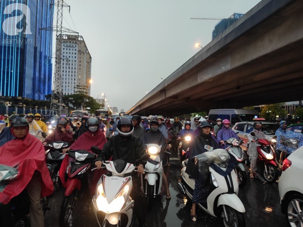 Hà Nội mưa gió khủng khiếp, người dân ướt sũng, chen chúc nhau giữa biển người tìm đường về nhà-14