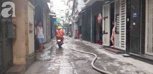 Hà Nội mưa gió khủng khiếp, người dân ướt sũng, chen chúc nhau giữa biển người tìm đường về nhà-15