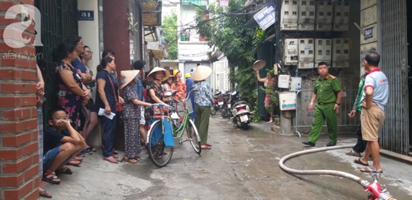 Hà Nội mưa gió khủng khiếp, người dân ướt sũng, chen chúc nhau giữa biển người tìm đường về nhà-16