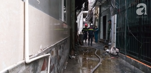 Hà Nội mưa gió khủng khiếp, người dân ướt sũng, chen chúc nhau giữa biển người tìm đường về nhà-17