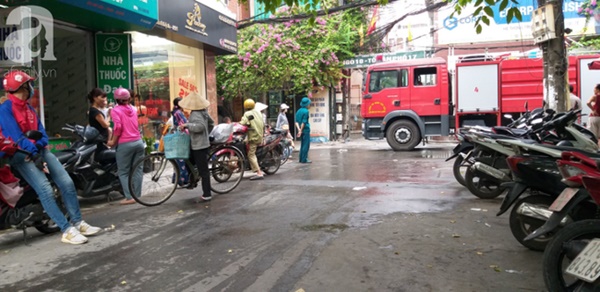 Hà Nội mưa gió khủng khiếp, người dân ướt sũng, chen chúc nhau giữa biển người tìm đường về nhà-19