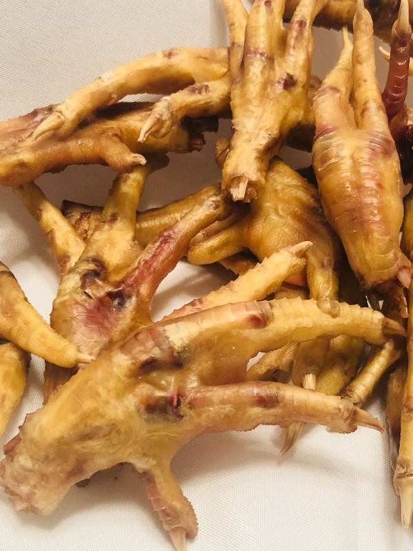 Mang chân gà từ quê lên cho bạn gái, chàng trai nào ngờ bị đá ngay trong một nốt nhạc chỉ vì lý do này-1