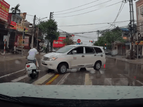 CLIP: Vượt đèn đỏ, thanh niên ôm hông đứng dậy sau cú đâm bất ngờ