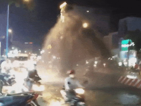 Nước đục ngầu phun cao như vòi rồng giữa đường phố Sài Gòn, nhiều người liều lĩnh chạy xe máy vượt qua-1