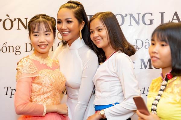 HHen Niê lại gây chú ý với tóc dài thướt tha và áo dài trắng tinh khôi-10