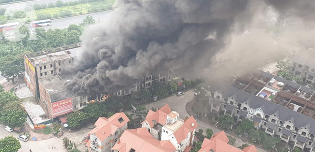 Cháy dữ dội ở Thiên đường Bảo Sơn, ít nhất 4 căn hộ liền kề bị thiêu rụi-2