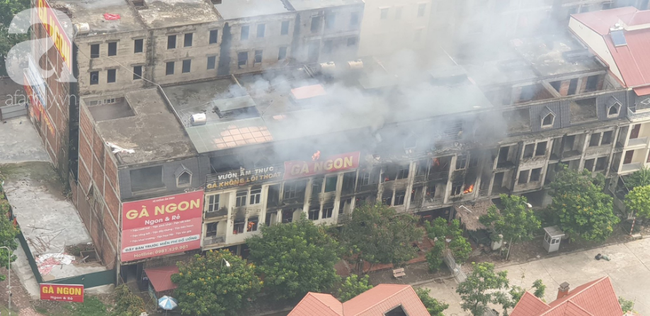 Cháy dữ dội ở Thiên đường Bảo Sơn, ít nhất 4 căn hộ liền kề bị thiêu rụi-3